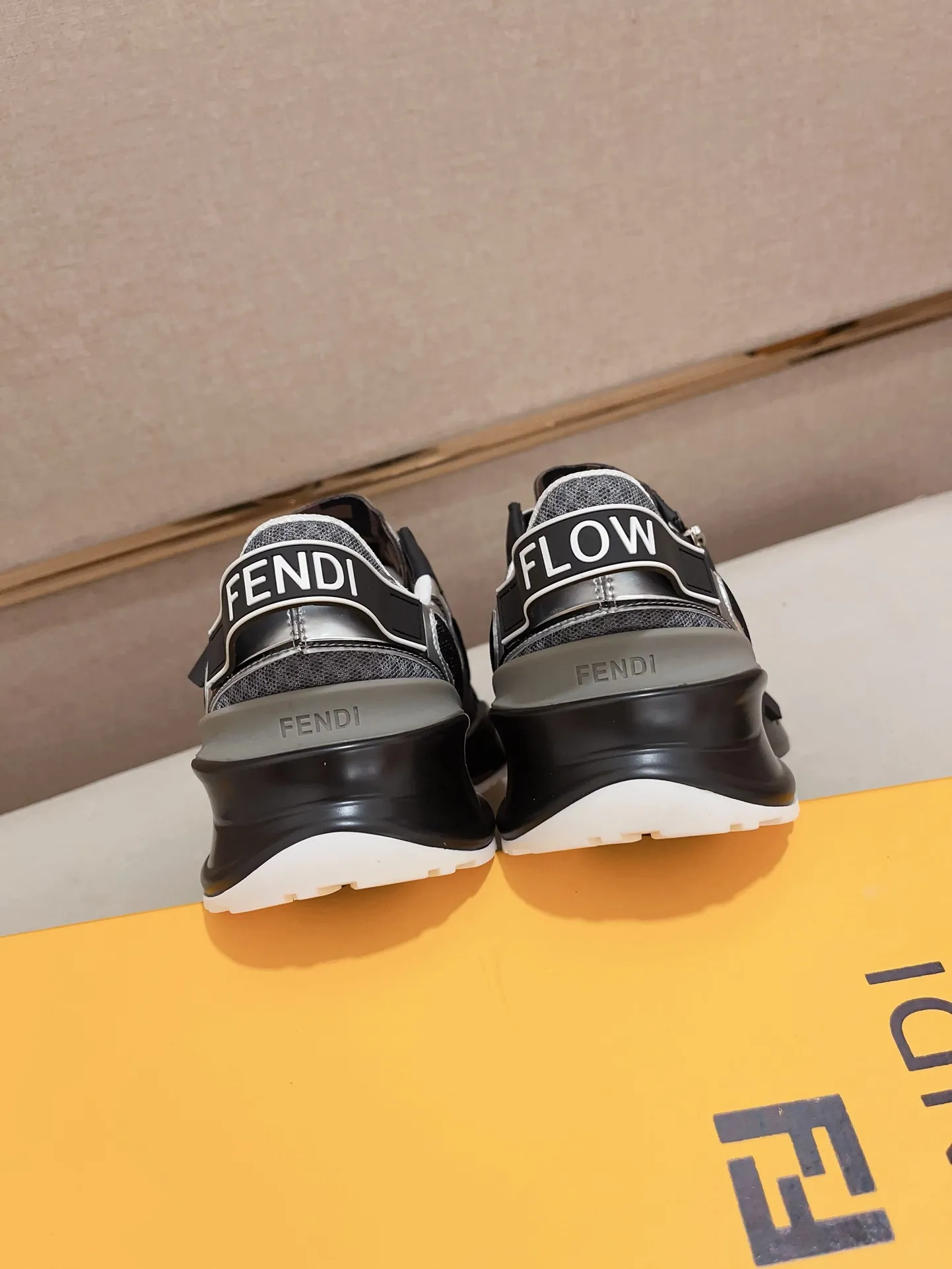Men's shoes💰: 540💰(Higher version) [Fendi] Fendi's latest casual shoes for men! Available at counters simultaneously! A one-to-one replica of the original. Made entirely of imported top-grain calfskin, the interior is made of top-grain water-dyed cowhide, and the original factory-supplied rubber outsole. Leading new fashion concepts. Matching code: 38-44. 45 can be customized and non-returnable!